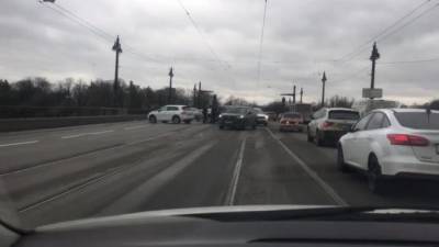 Авария на Ушаковском мосту может спровоцировать пробку