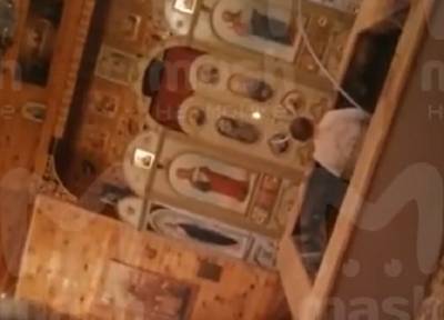 Видео: неадекватный мужчина выгнал прихожан из церкви и залез в купель в Красном Бору