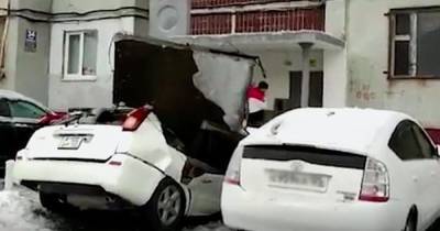 Во Владивостоке упавшая c крыши дома бетонная плита разрубила автомобиль, чудом не задев владельца (фото, видео)