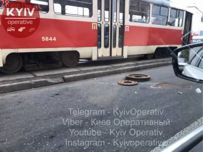 В Киеве трамвай на ходу потерял колесо