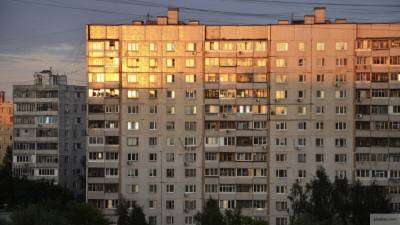 Любовавшийся мертвым голубем москвич выпал с пятого этажа