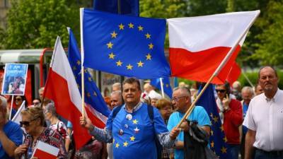 Польша пригрозила Евросоюзу распадом и попросила у него денег