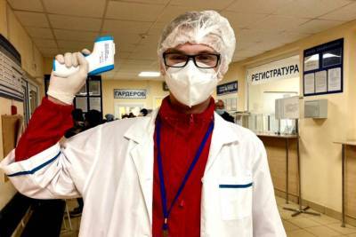 Псковские волонтеры пришли на помощь медикам из поликлиник