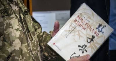 Компания Yakaboo передала военнослужащим 500 книг