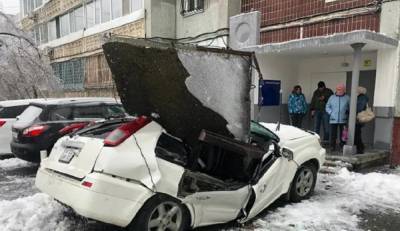 В России бетонная плита раздавила машину: владелец чудом выжил – видео инцидента