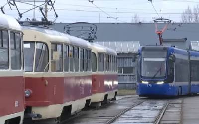 В Киеве у трамвая отлетело колесо, движение транспорта остановили: "Заразился от маршрутки"
