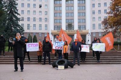 Молдавские «Наши» принесли в парламент гвозди для депутата-экстремиста