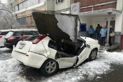 В России огромная бетонная плита рухнула на новую машину: водитель едва успел отскочить (видео)