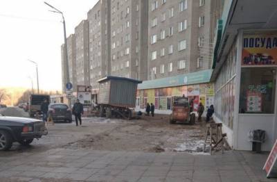 На улице Первомайской Глазова вскрыли дорожную плитку