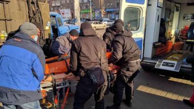 На центральной площади Каменского мусоровоз сбил 2-летнего мальчика: видео
