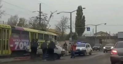 В Одессе водитель автомобиля сбил человека и врезался в трамвай: видео