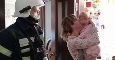 В Хмельницкой области полуторагодовалая дочь закрыла мать на балконе (2 фото)
