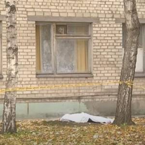 У женщины, которая выпрыгнула из окна запорожской больницы, было подозрение на коронавирус. Видео