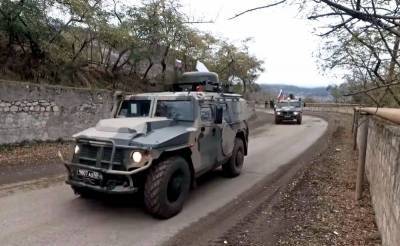 Азербайджанские военные передвигаются по Карабаху под конвоем российских бойцов