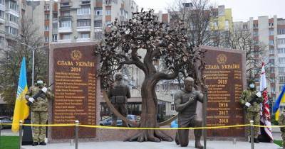 Файеры, дымовые шашки, слезы и море цветов: в Черкассах открыли мемориал погибшим на Донбассе воинам