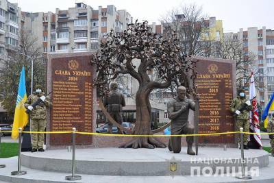 По эскизу дочери: в Черкассах открыли мемориал памяти погибшим военным на Донбассе – видео