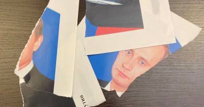 Депутату, который порвал портрет "человека, похожего на Путина", пришлось писать объяснительную полиции (видео)