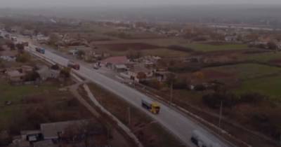 Ждали более 10 лет: худшую дорогу Украины, которую водители называли адской, наконец отремонтировали