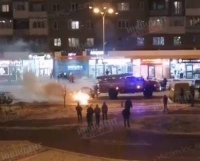 Появилось видео пожара в автомобиле на Южном в Кемерове