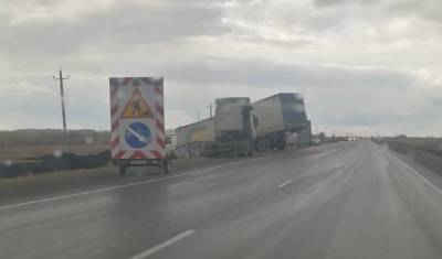 Разбитый грузовик уже два дня стоит на трассе Тюмень - Ялуторовск