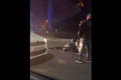 Розовый шлем на грипсе: в Краснодаре на Тургенева произошла авария с мотоциклом