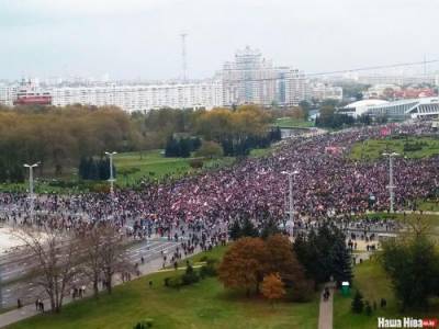 Очевидцы сообщают: в протестах в Минске участвуют более пяти тысяч человек. Силовики призывают их разойтись