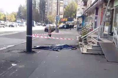 В Киеве с девятого этажа дома выпали мать с ребенком