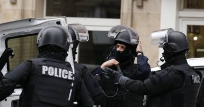 На юго-востоке Франции мужчина с ножом напал на полицейских
