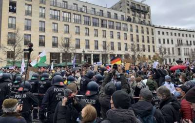 В Берлине в ходе вчерашних протестов пострадали почти 80 полицейских