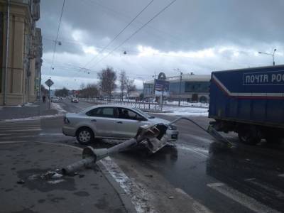 Штормовой ветер в Петербурге повалил деревья, светофоры и дорожные знаки
