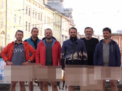 Львовские рестораторы без штанов призвали Кабмин отменить "карантин выходного дня". Видео