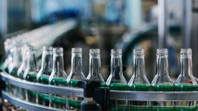 Бремя и стекло: производители предупредили о перебоях в поставках водки
