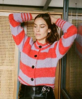 Пушистый свитер + кожаная юбка — осенний образ как у Алексы Чанг