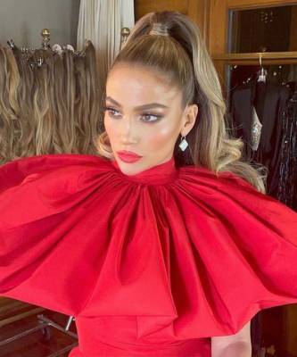 Огонь! Дженнифер Лопес в кукольном красном мини-платье подтверждает статус иконы стиля