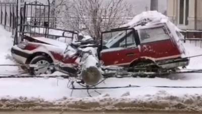 Во Владивостоке бетонный столб уничтожил еще одну легковушку