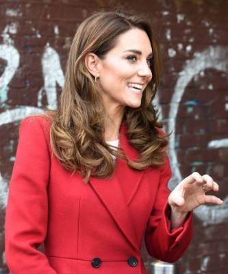 Королевский выбор: Кейт Миддлтон в длинном красном пальто Alexander McQueen