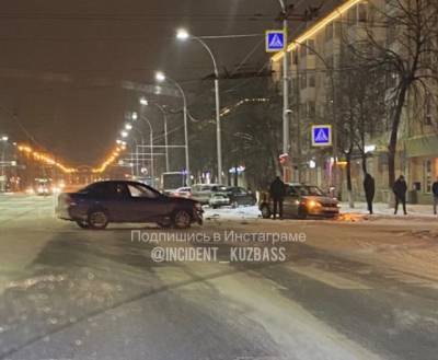 Момент серьёзного ДТП возле Парка Ангелов в Кемерове попал на видео