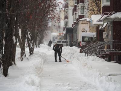 Дворы и улицы Корсакова чистят от снега