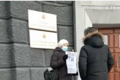 В Улан-Удэ бизнес-пикетчице, стоящей рядом с Народным Хуралом, пригрозили Росгвардией