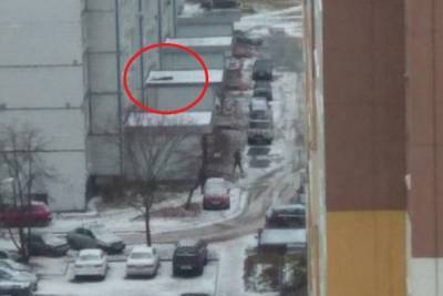 В Ярославле на козырьке подъезда обнаружили тело молодой женщины