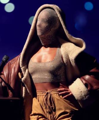 Самый необычный костюм на MTV Europe Music Awards: Алиша Киз в сверкающей маске и дубленке