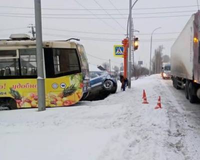В Кемерове два человека пострадали в ДТП с Nissan и трамваем