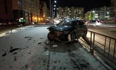 В Тюмени женщина на Mazda протаранила ограждение и сбила пешехода