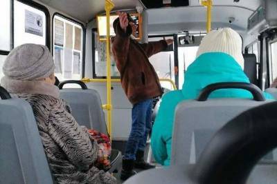 В Переславле пенсионер радует горожан своими песнями в общественном транспорте