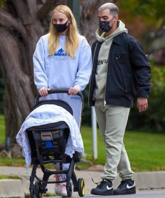 Счастье в мелочах: новоиспеченные родители Софи Тернер и Джо Джонас на прогулке с дочерью