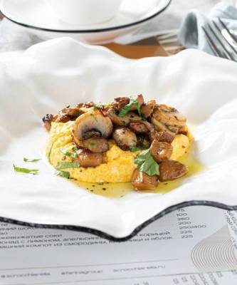 Рецепт правильного завтрака: яичница-болтунья с грибами и трюфельным маслом