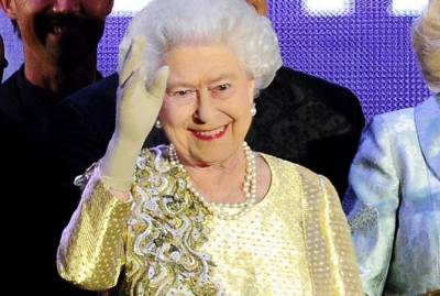 На новое фото, сделанное в честь 73-летия свадьбы, королева Елизавета II надела знаменитую брошь с хризантемами