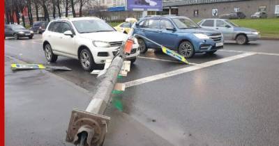 Сильный шторм повалил в Петербурге светофоры, дорожные знаки и деревья