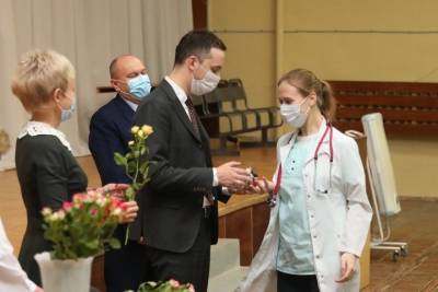 Министр здравоохранения региона наградил врачей-педиатров