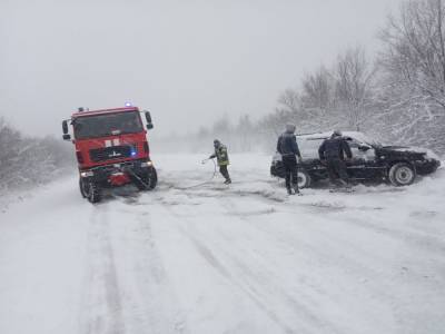 На Луганщине спасатели вытаскивали автомобили по снежной ловушки